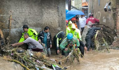 Banjir-Bandang-Terjang-Sukabumi,-Polri-Evakuasi-Ibu-dan-Bayi-dari-Gang-Sempit